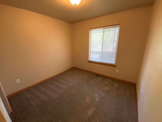 Building Photo - Spacious 3 Bedroom with Office - Fenced Lawn with Lawn Care Provided!