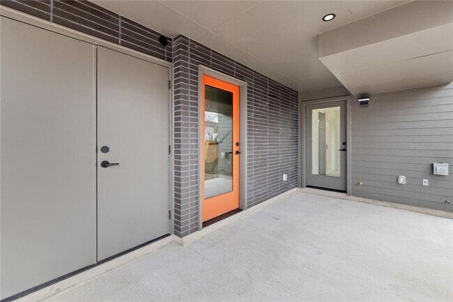 Building Photo - Stunning 2-bed/2-bath Condo Available For ...