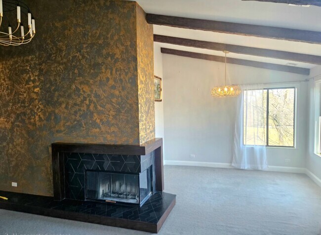 Building Photo - 755 Golf Ln