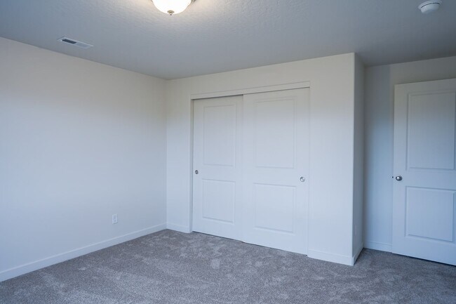 Building Photo - 4 Bedroom, 2.5 Bath New home