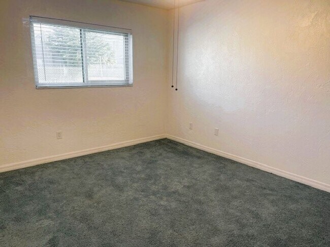 Building Photo - 2 Bedroom Coastal Convenience