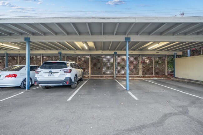 Building Photo - Mission Valley Beautiful Townhome Fully Furnished with A/C, Laundry + Parking