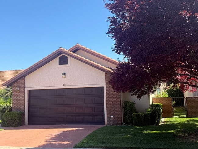 Building Photo - Single-Level Home with Community Pool, Gym...