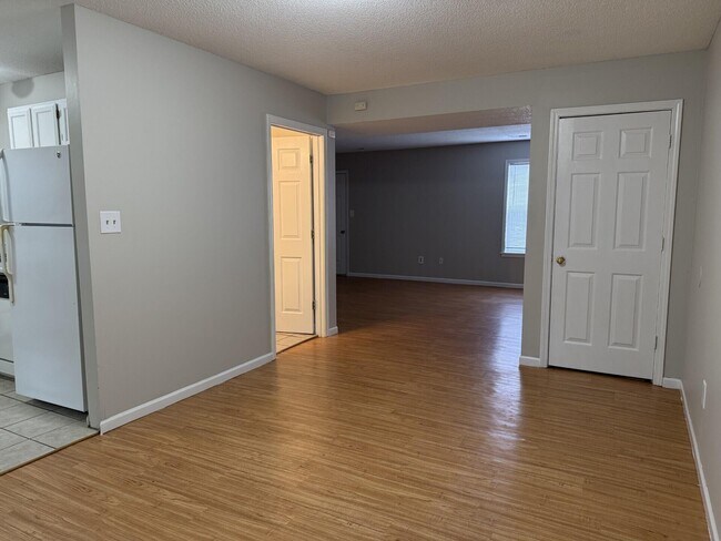 Building Photo - 2105 Live Oak Ln