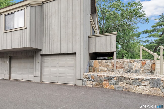 Building Photo - 14 Algonquin Ln
