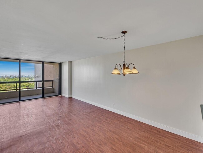 Building Photo - 2555 Collins Ave