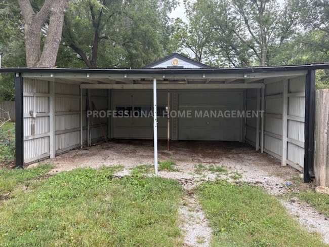 Building Photo - Charming 3 bedroom 1 bath home with 2 garages! Available For Rent To Own!