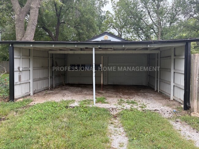 Building Photo - Charming 3 bedroom 1 bath home with 2 garages!