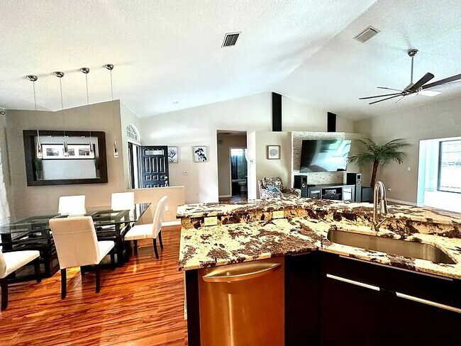 Building Photo - Luxury Updated Pool-Style Retreat on Quiet Cul-de-Sac