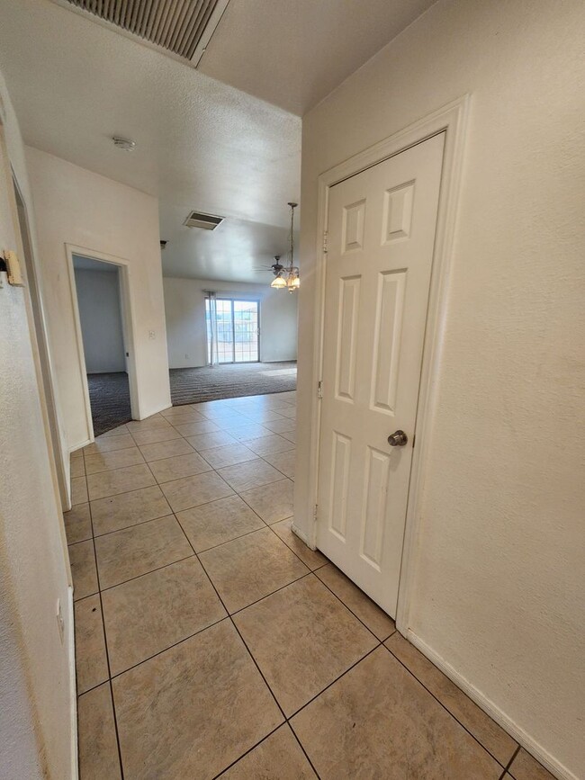 Building Photo - Nice 3 bedroom 2 bath