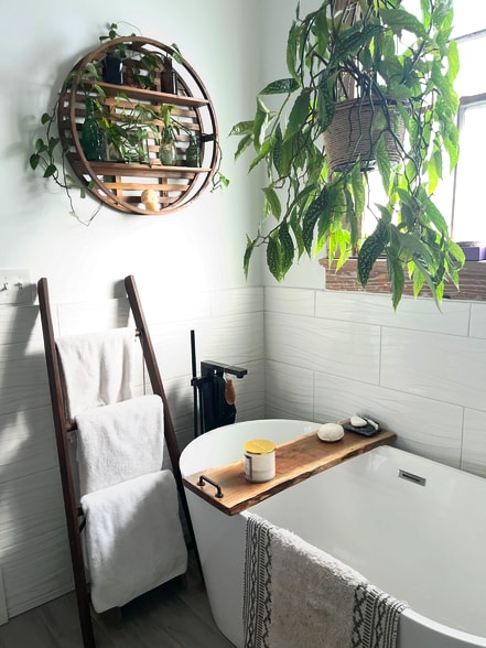 Primary Bathroom bath tub dressed - 3033 Robert St