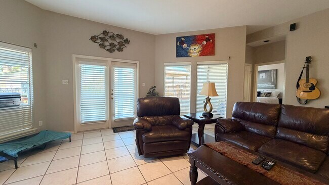 Building Photo - 13806 Primavera Dr