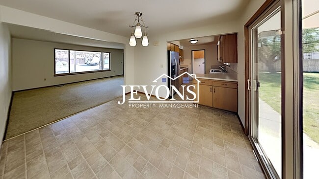 Building Photo - Spacious single-family home with a large f...