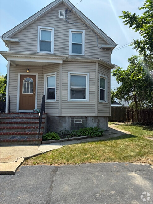 Building Photo - 320 Tinkham St