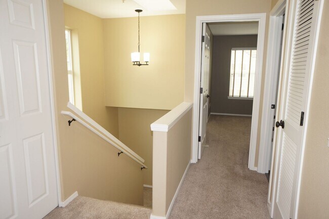Building Photo - Spectacular NW Portland 3 bedroom Townhouse