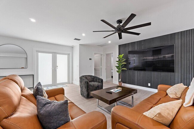 Building Photo - 4193 Hyacinth Cir N