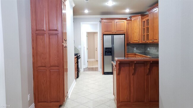 Building Photo - 4 br, 3.5 bath House - 5205 South 43rd Street