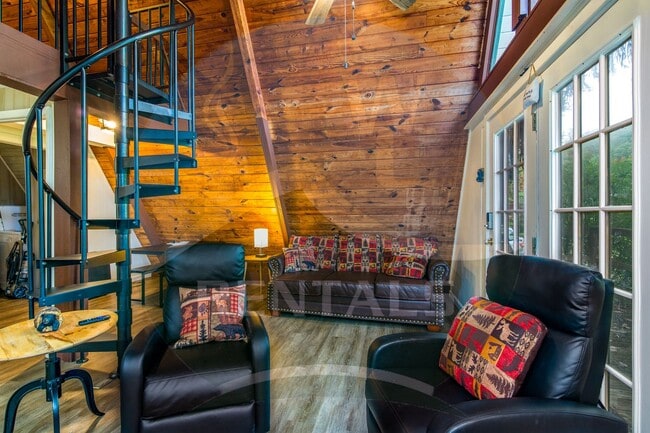 Building Photo - Charming 3 Bedroom 1 Bath A-Frame home loc...