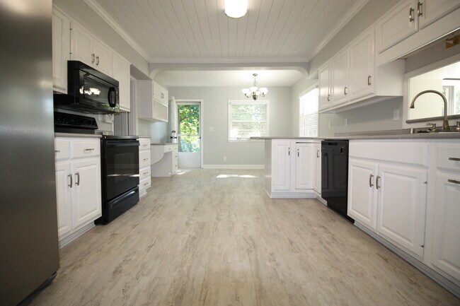 Building Photo - 203 Dorsey Way
