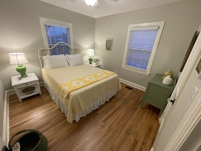 Building Photo - Quaint Swansboro Ranch Home