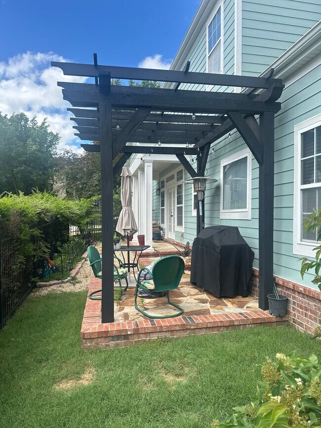 Building Photo - 3 Bed, 2.5 Bath Garden Home in Lakewood Subdivision – Available 8/1