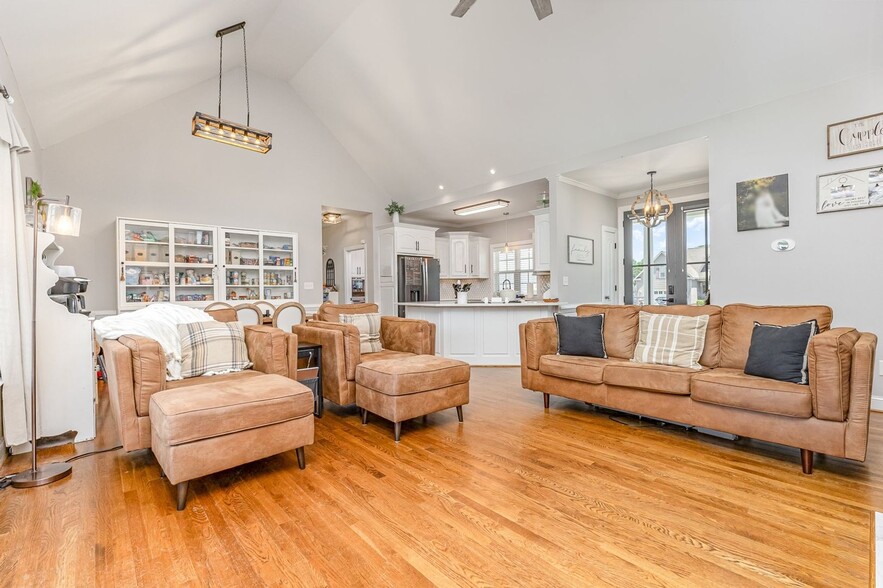 Building Photo - 305 Maddux Dr
