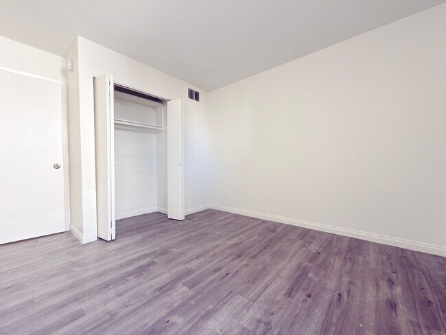 Building Photo - Updated 2Bed/ 2Bath in Canoga Park