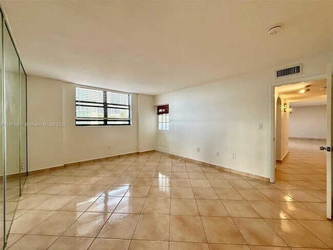 Building Photo - 555 NE 30th St