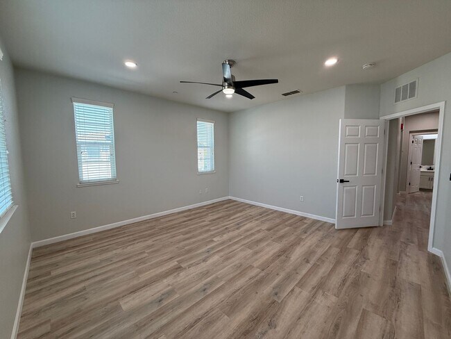 Building Photo - Lovely Laguna Pointe Condo!