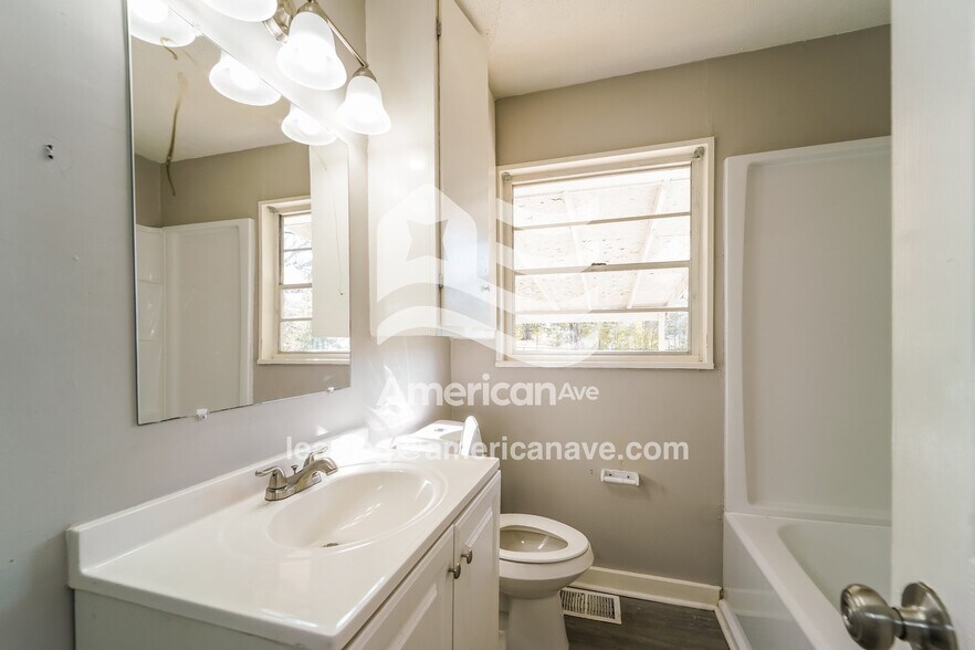 Building Photo - 1836 Shamrock Dr