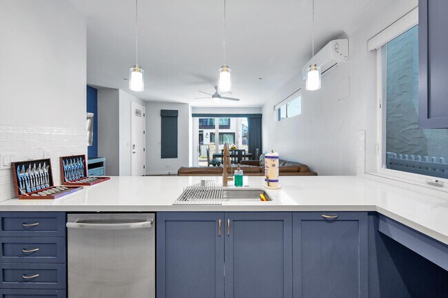 Building Photo - 717-21 Island Ct