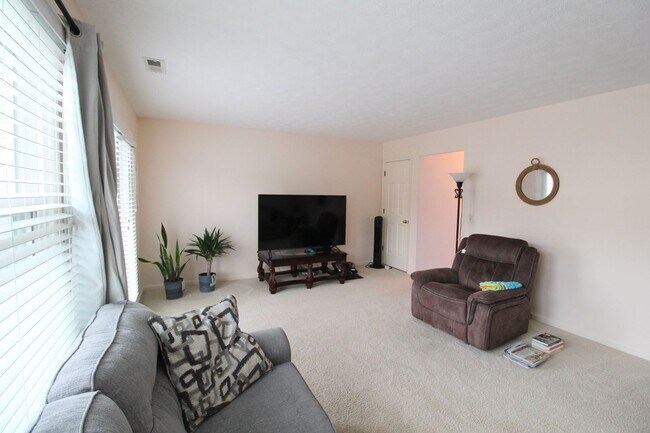 Building Photo - Charming 3-Bedroom Townhome for Rent with ...