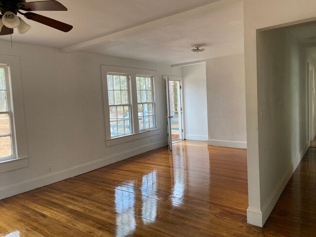 Building Photo - 3 Bed / 2 Bath 1,174 sqft