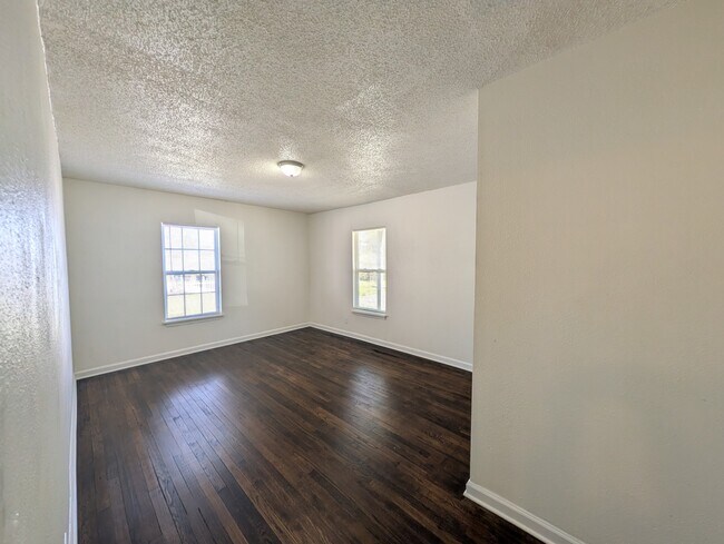 Building Photo - 1627 N Denver Ave