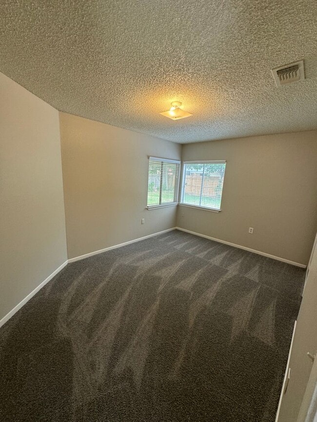 Building Photo - NICE 3 BEDROOM FEATURING WOOD VINYL PLANK ...