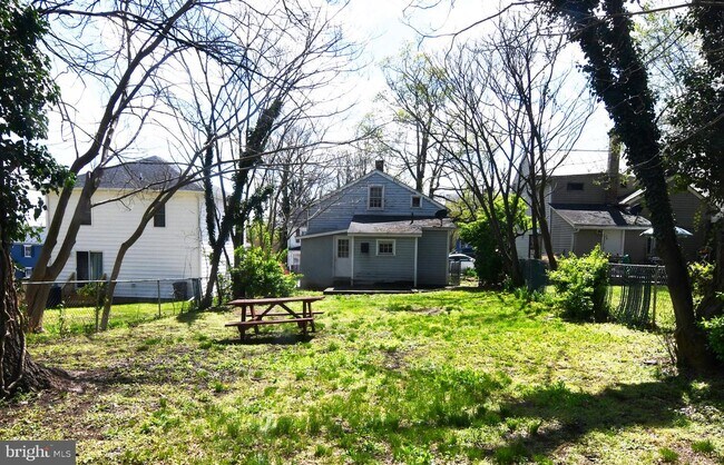 Building Photo - 122 E Monmouth St