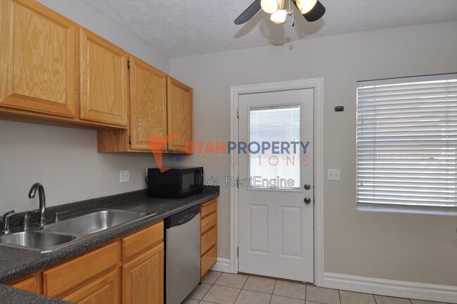 Building Photo - 1577 Glen Arbor St