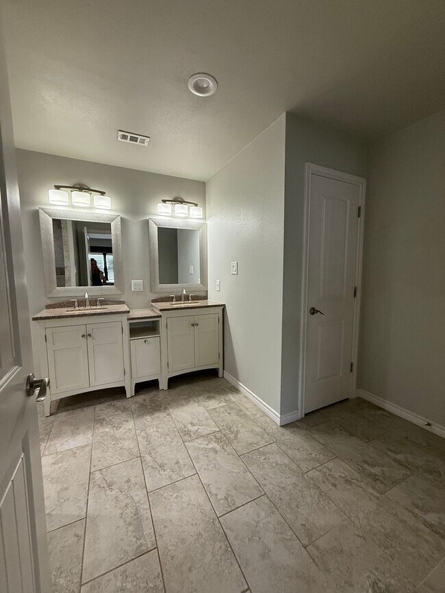 Building Photo - Beautiful modern farmhouse with 5 bedrooms...