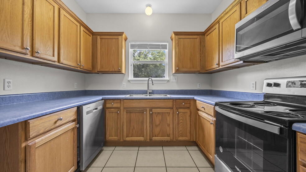 Building Photo - 601 S Cedar St