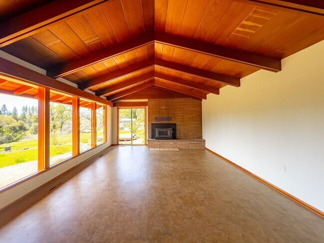 Building Photo - Charming 2 Bed / 2 Bath Home on 1.05 Acres...