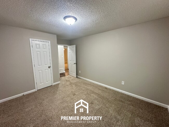 Building Photo - 6726 State Line Rd