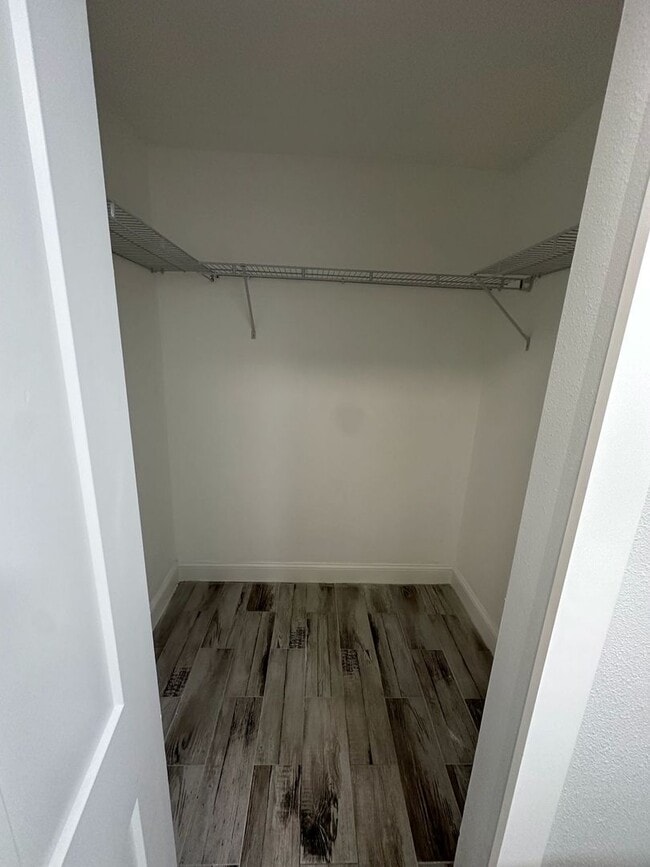 Building Photo - Spacious 4 Bedroom 3 Bath in Southoak