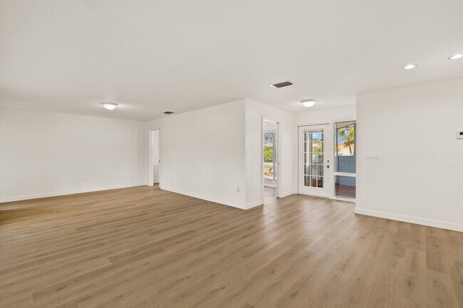 Building Photo - Completely Refurbished 3 Bedroom 2 bath with Florida Room Large backyard