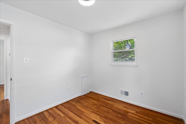 Building Photo - Remodeled in great location! 4 bedrooms 2 FB Walk to Metro