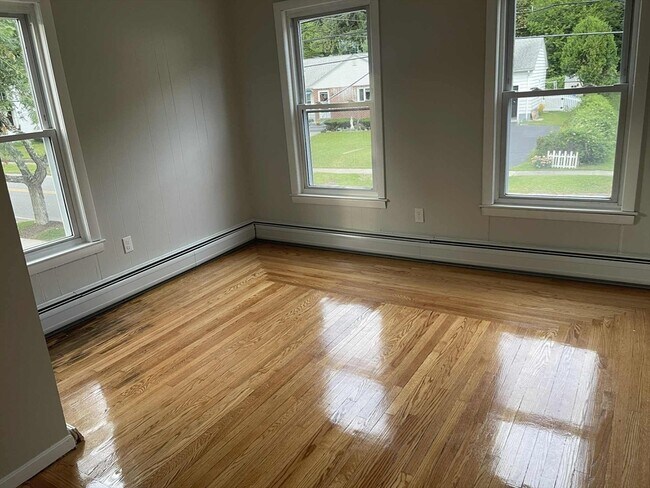 Building Photo - 4031-4037-4037 Pleasant St