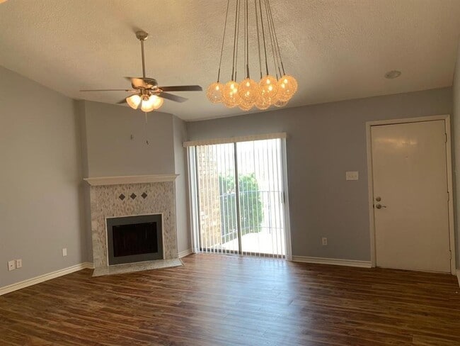 Building Photo - 7078 N Holiday Dr