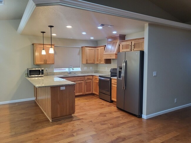 Building Photo - 3 bed 2 bath Home for Rent in Grants Pass