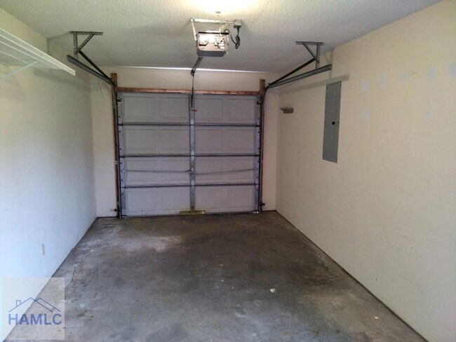 Building Photo - 905 King Air Ct