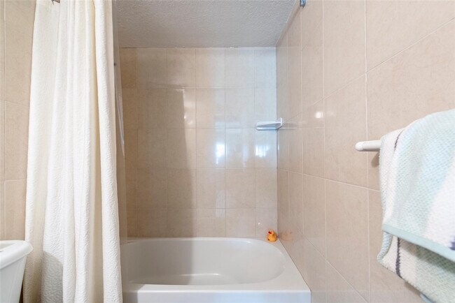 Building Photo - 1831 NE 38th St