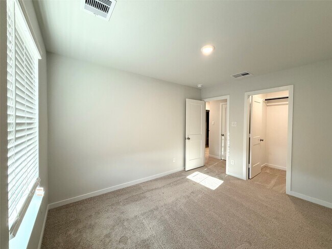 Building Photo - 3931 Flora Fld Dr